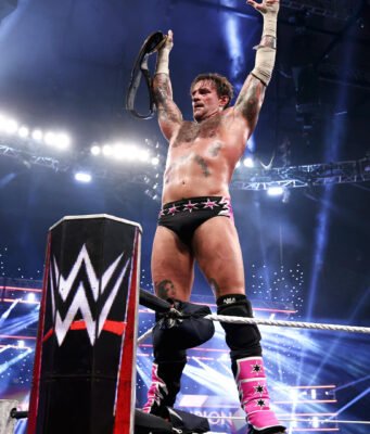 Chicago Miracle: CM Punk Returns to Raw, Stuns Sami Zayn to Win Undisputed WWE Championship CM Punk captures the Undisputed WWE Title from Sami Zayn
